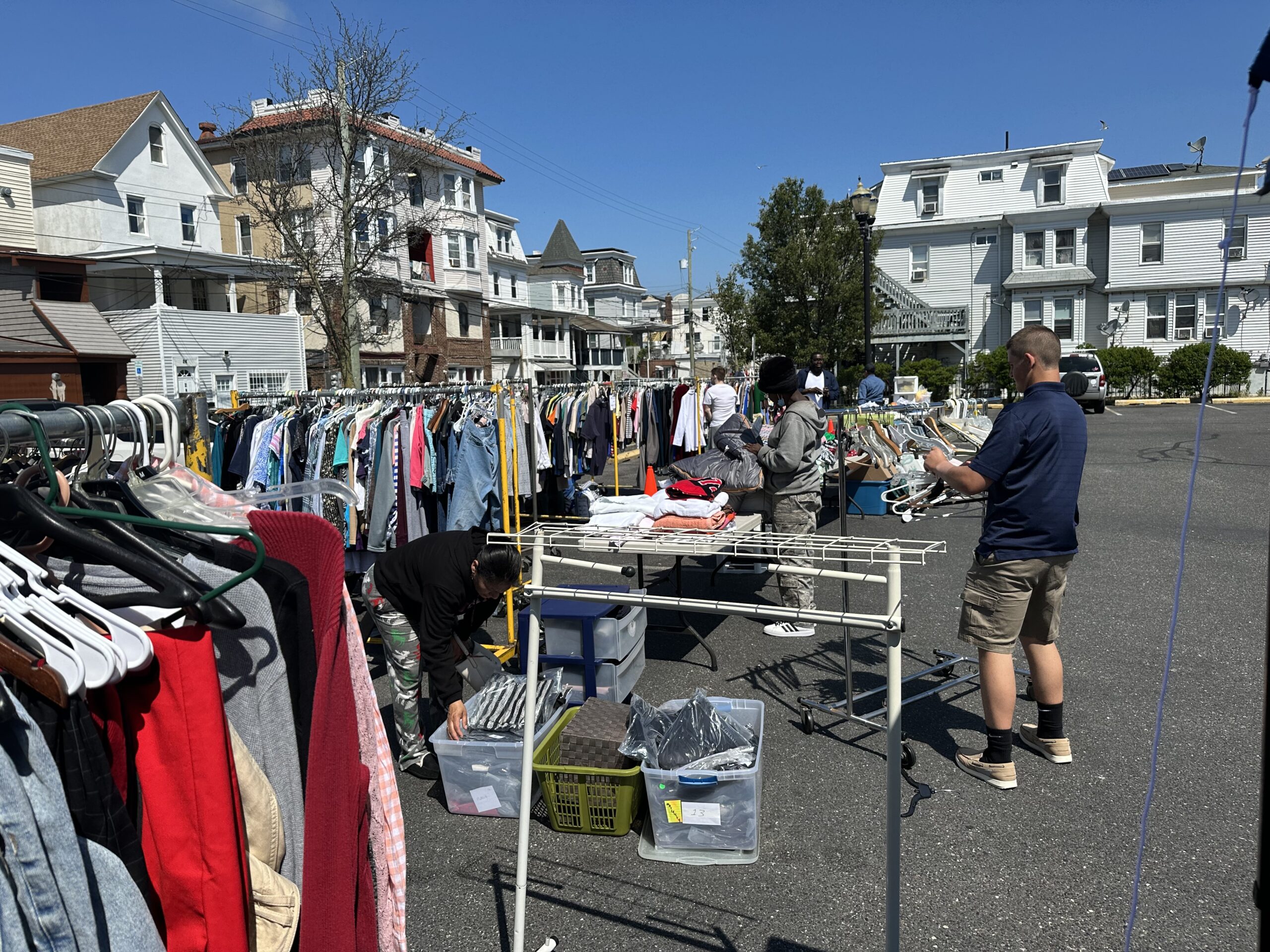 Free outdoor market in Atlantic City fpr people in need.